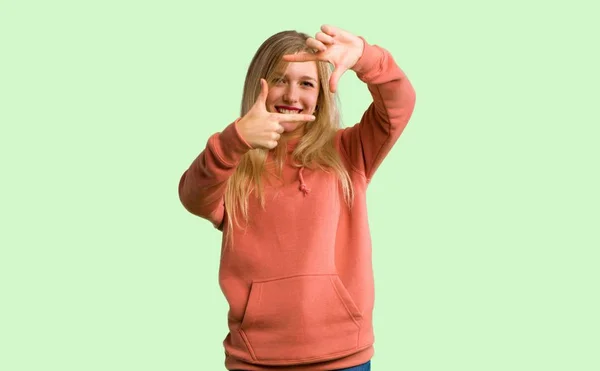 Chica Joven Enfocando Cara Símbolo Encuadre Sobre Fondo Verde — Foto de Stock