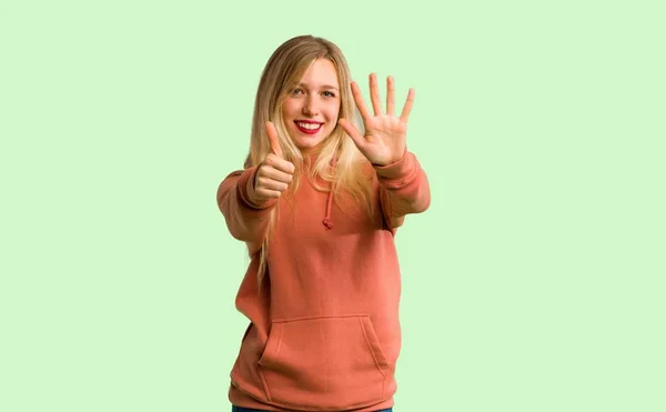 Junges Mädchen Das Sechs Finger Auf Grünem Hintergrund Zählt — Stockfoto