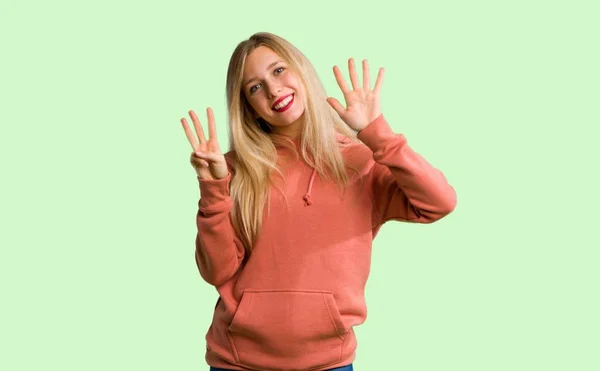 Menina Contando Oito Com Dedos Fundo Verde — Fotografia de Stock