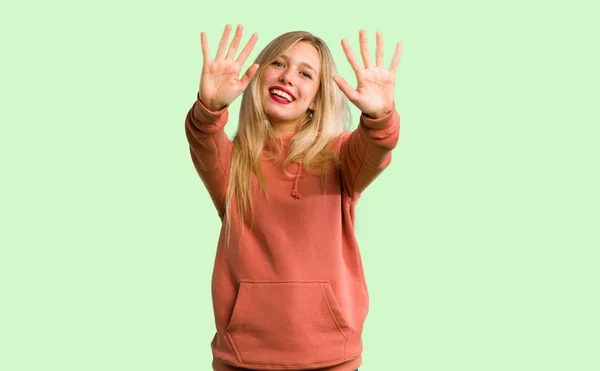 Menina Contando Dez Com Dedos Fundo Verde — Fotografia de Stock