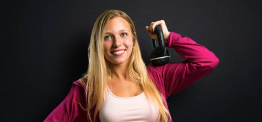 Kettlebell dokulu siyah arka plan üzerine kadınla güzel spor