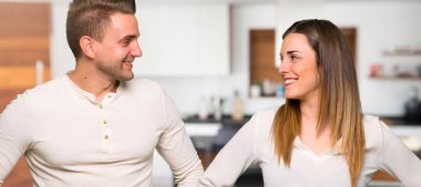 Bir evde iki Sevgililer günü mutlu ve gülümseyen içinde