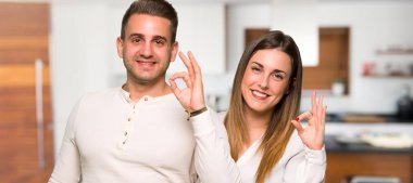 Kaç parmak ok işaretiyle gösterilen bir evde Sevgililer günü içinde