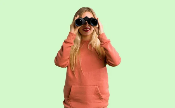 Giovane Ragazza Guardando Lontananza Con Binocolo Sfondo Verde — Foto Stock