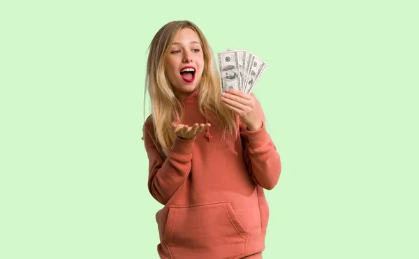 Fiatal Lány Vesz Egy Csomó Pénzt Zöld Háttér — Stock Fotó