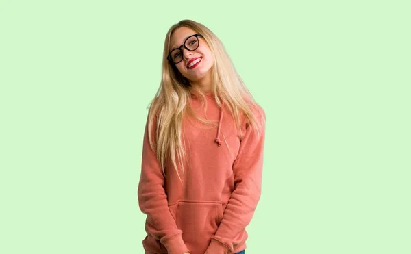 Junges Mädchen Mit Brille Und Glücklich Auf Grünem Hintergrund — Stockfoto