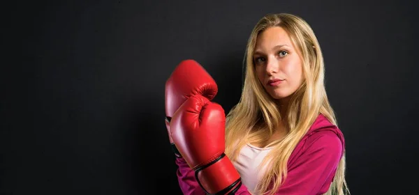 Jolie Femme Sportive Avec Des Gants Boxe Sur Fond Noir — Photo