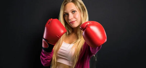 Jolie Femme Sportive Avec Des Gants Boxe Sur Fond Noir — Photo