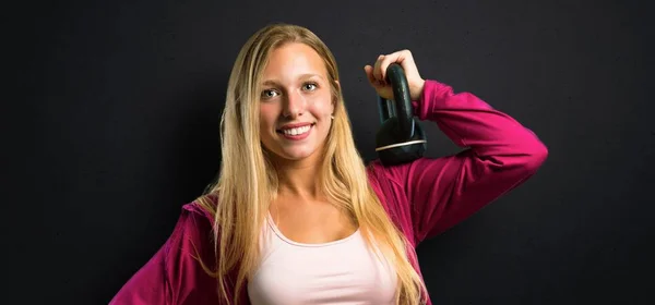 Hübsche Sportlerin Mit Kettlebell Auf Strukturiertem Schwarzem Hintergrund — Stockfoto