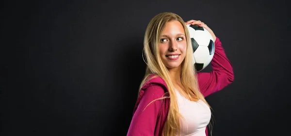 Bonita Mulher Esporte Segurando Uma Bola Futebol Fundo Preto Texturizado — Fotografia de Stock