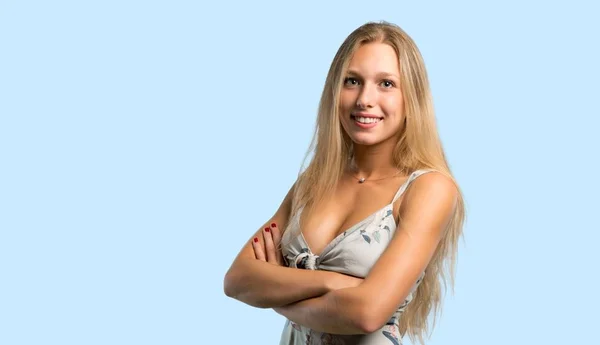 Jonge Blonde Vrouw Houden Van Armen Gekruist Zijligging Terwijl Het — Stockfoto