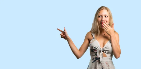 Junge Blonde Frau Zeigt Mit Dem Finger Zur Seite Und — Stockfoto