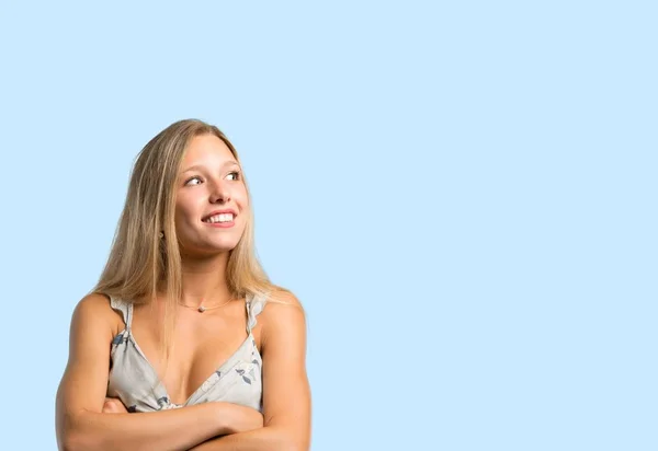 Giovane Donna Bionda Piedi Guardando Alto Sorridendo Sfondo Blu — Foto Stock