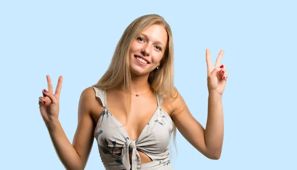 Mujer Rubia Joven Sonriendo Mostrando Signo Victoria Con Ambas Manos — Foto de Stock