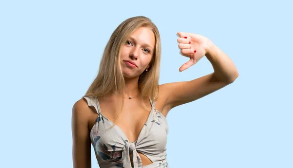 Mujer Rubia Joven Mostrando Pulgar Hacia Abajo Signo Con Expresión — Foto de Stock