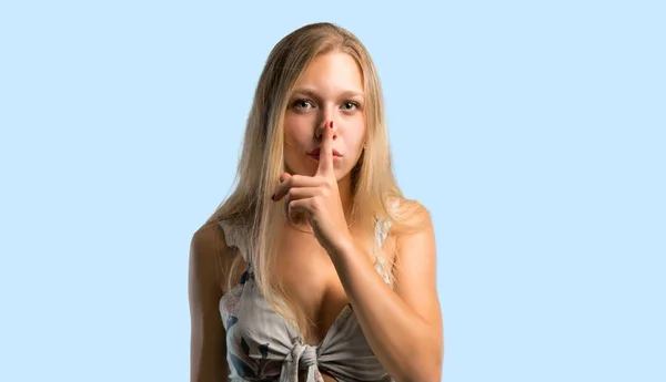 Jonge Blonde Vrouw Met Een Teken Van Het Sluiten Van — Stockfoto