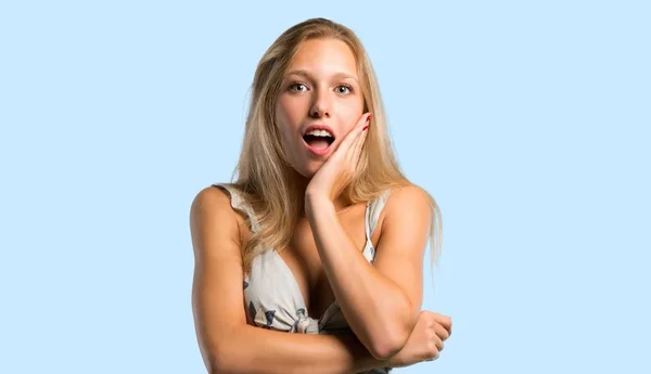 Молодая Блондинка Удивлена Шокирована Глядя Правильно Выразительная Эмоция Лица Синем — стоковое фото
