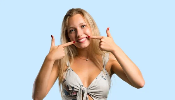 Молодая Блондинка Улыбается Счастливым Приятным Выражением Лица Рта Пальцами Синем — стоковое фото
