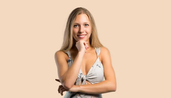 Jonge Blonde Vrouw Glimlachen Kijken Naar Voorkant Met Vertrouwen Gezicht — Stockfoto