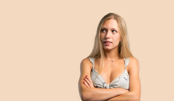 Young Blonde Woman Having Doubts Confuse Face Expression While Bites — Stock Photo, Image