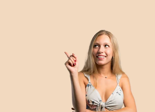 Junge Blonde Frau Zeigt Mit Dem Zeigefinger Auf Eine Großartige — Stockfoto