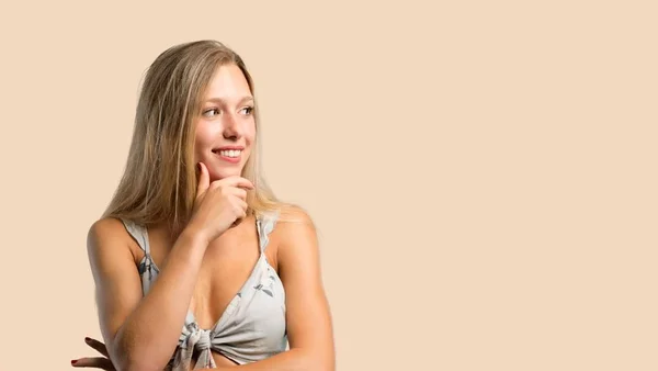 Jonge Blonde Vrouw Permanent Zoek Naar Kant Met Hand Kin — Stockfoto