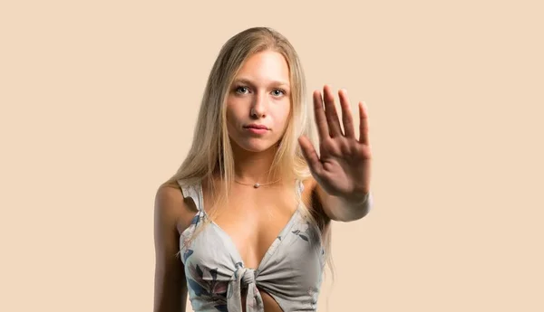 Junge Blonde Frau Macht Stop Geste Mit Ihrer Hand Und — Stockfoto