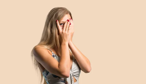 Jonge Blonde Vrouw Die Betrekking Hebben Ogen Door Handen Kijken — Stockfoto