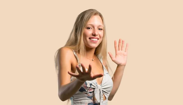 Молодая Блондинка Немного Нервничает Напуганные Протягивая Руки Фронту Охристых Фоне — стоковое фото