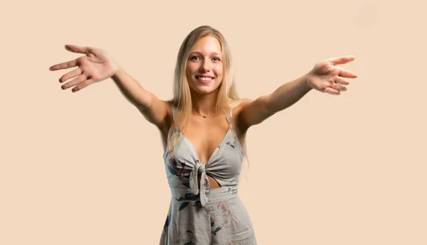 Junge Blonde Frau Präsentiert Und Einlädt Mit Der Hand Kommen — Stockfoto