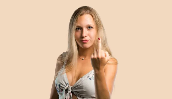Junge Blonde Frau Mit Hupgeste Negativer Ausdruck Auf Ockerfarbenem Hintergrund — Stockfoto