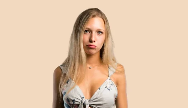 Jonge Blonde Vrouw Met Droevige Depressief Expressie Ernstige Gebaar Okergeel — Stockfoto