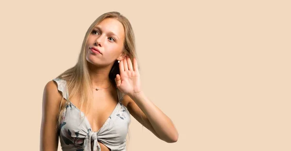 Mujer Rubia Joven Escuchando Algo Poniendo Mano Oreja Sobre Fondo — Foto de Stock