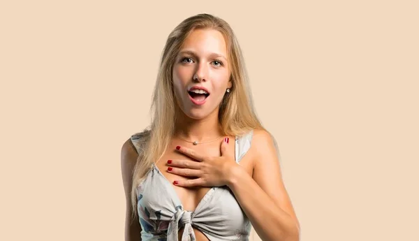 Mujer Rubia Joven Sorprendida Sorprendida Mientras Mira Derecha Emoción Facial —  Fotos de Stock