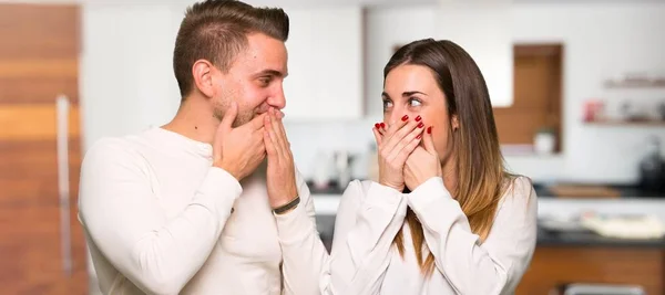 Pareja Día San Valentín Cubriendo Boca Con Las Manos Una —  Fotos de Stock