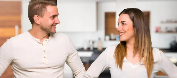 Casal Dia Dos Namorados Feliz Sorrindo Uma Casa — Fotografia de Stock