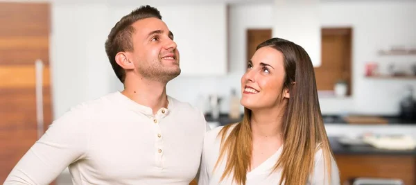 Paar Valentinstag Schaut Auf Während Einem Haus Lächelt — Stockfoto