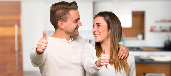 Paar Valentinstag Mit Daumen Hoch Geste Einem Haus — Stockfoto