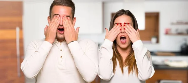 Casal Dia Dos Namorados Cobrindo Olhos Por Mãos Uma Casa — Fotografia de Stock