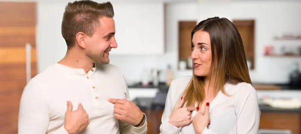 Paar Valentinstag Mit Überraschtem Gesichtsausdruck Einem Haus — Stockfoto