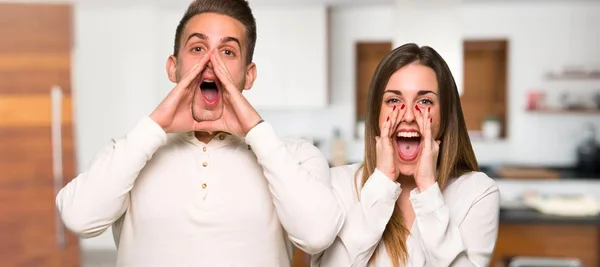 Couple Valentine Day Shouting Announcing Something House — Stock Photo, Image