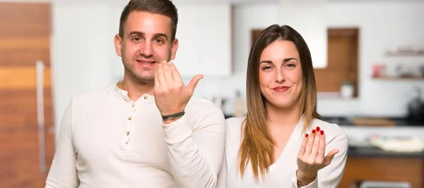 Casal Dia Dos Namorados Convidando Para Vir Com Mão Uma — Fotografia de Stock