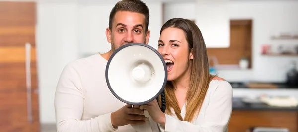 Casal Dia Dos Namorados Gritando Através Megafone Uma Casa — Fotografia de Stock