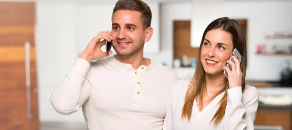 Paar Valentinstag Gespräch Mit Dem Handy Haus — Stockfoto