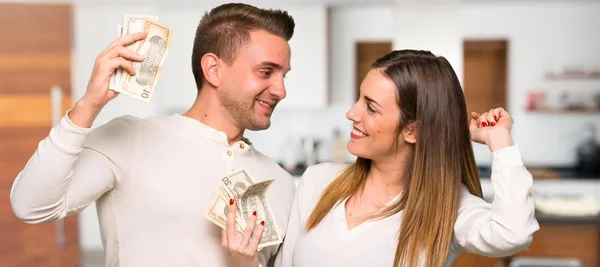 Pareja San Valentín Tomando Montón Dinero Una Casa — Foto de Stock