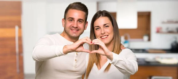 Casal Dia Dos Namorados Fazendo Coração Com Mãos Uma Casa — Fotografia de Stock