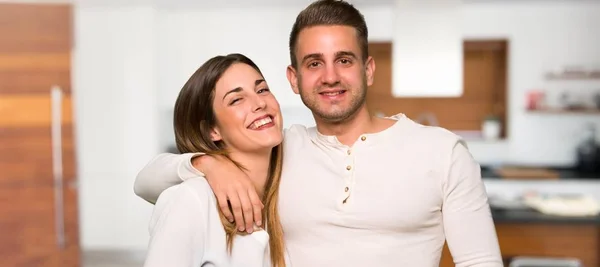 Casal Dia Dos Namorados Abraçando Uma Casa — Fotografia de Stock