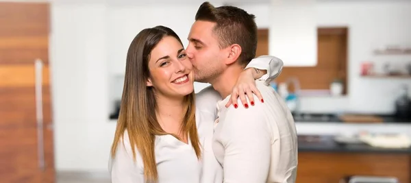 情侣在情人节亲吻在房子里 — 图库照片