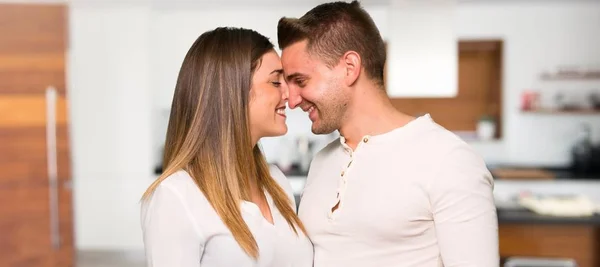 Casal Dia Dos Namorados Com Expressão Feliz Uma Casa — Fotografia de Stock