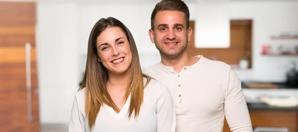 Casal Dia Dos Namorados Com Expressão Feliz Uma Casa — Fotografia de Stock